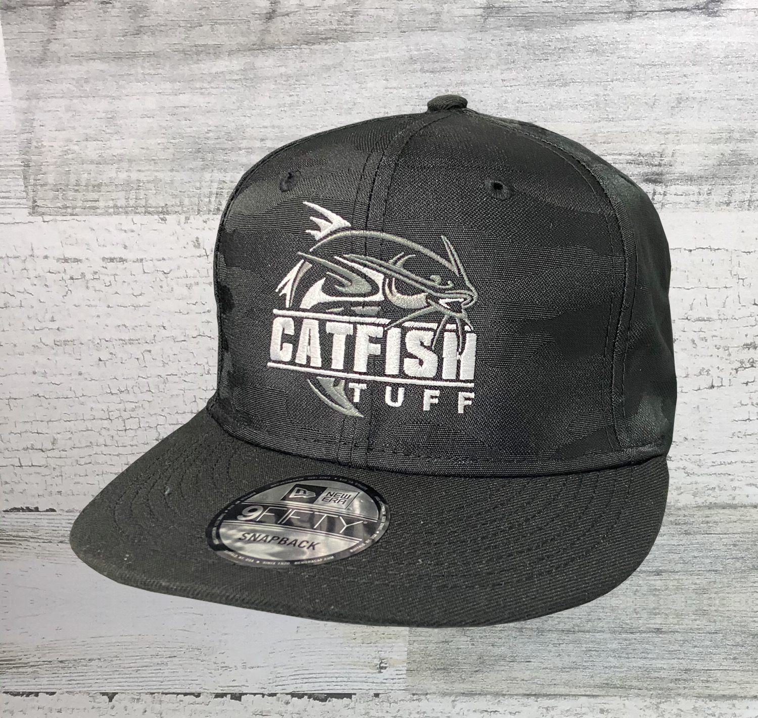 Flat Bill - Catfish hat - Fishing Hat - New Era ® Tonal Black Camo Cap -  Hook & Drag